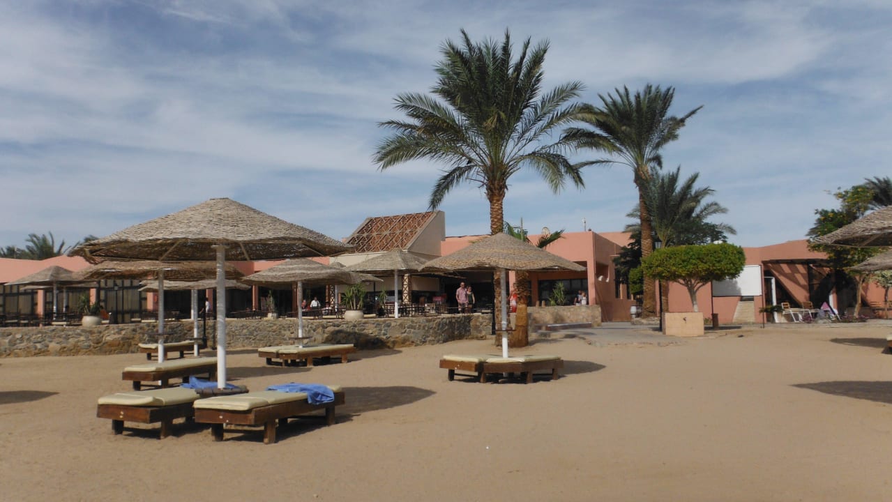 Ausreichend Liegen am Strand Eagles Paradise Abu Soma