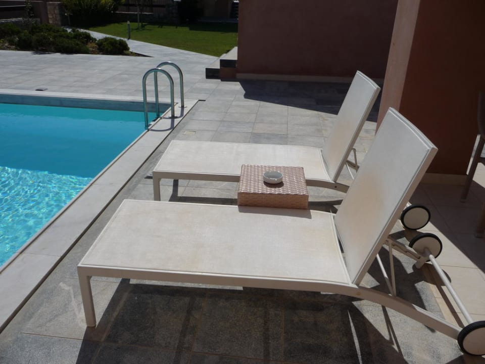 Terrasse mit zwei Liegen am Pool Atlantica Belvedere Resort