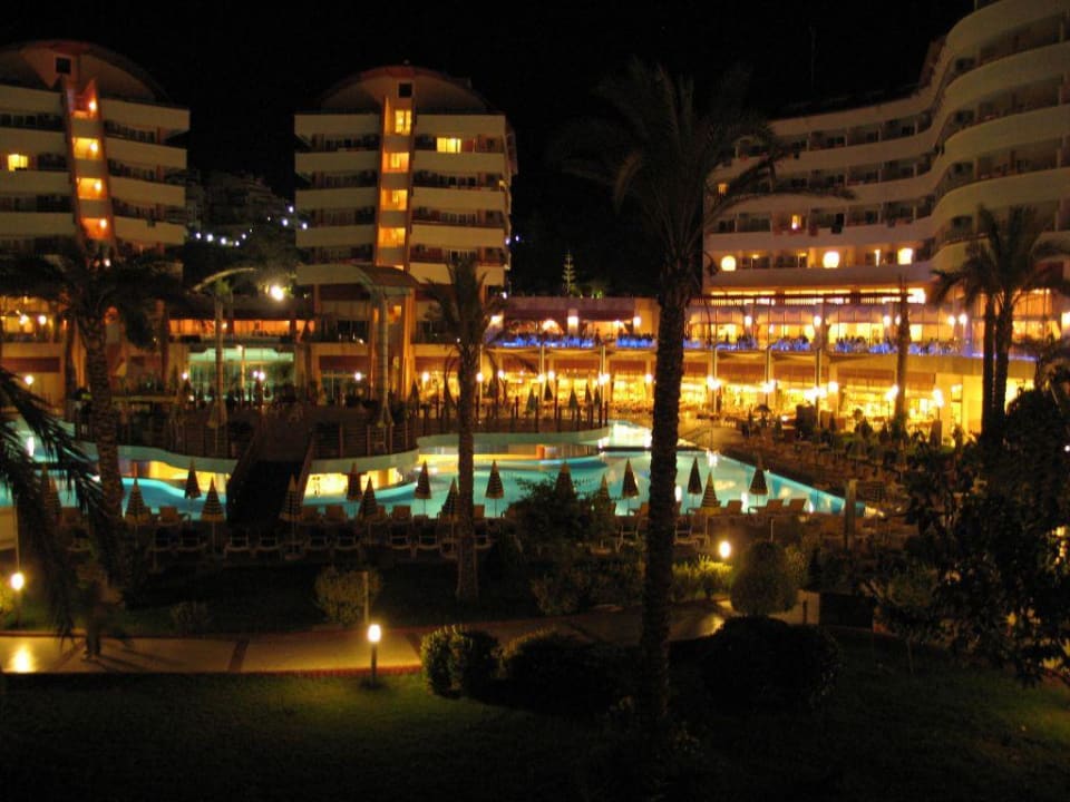 Hotelanlage abends Alaiye Resort & Spa