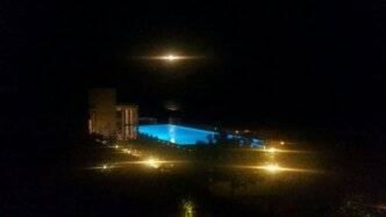 Pool wechselt nachts die Farben Atlantica Belvedere Resort