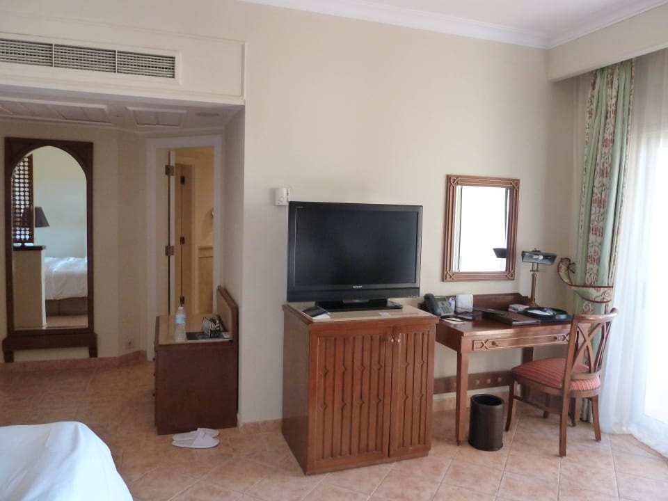 Fernsehr und Schreibtisch Hotel Kempinski Soma Bay
