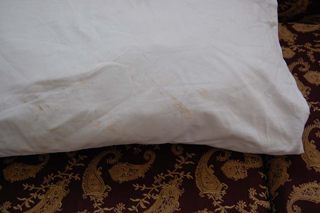 Poszewka poduszki po zmianie na czystą pościel Larina Resort Spa & Hotel