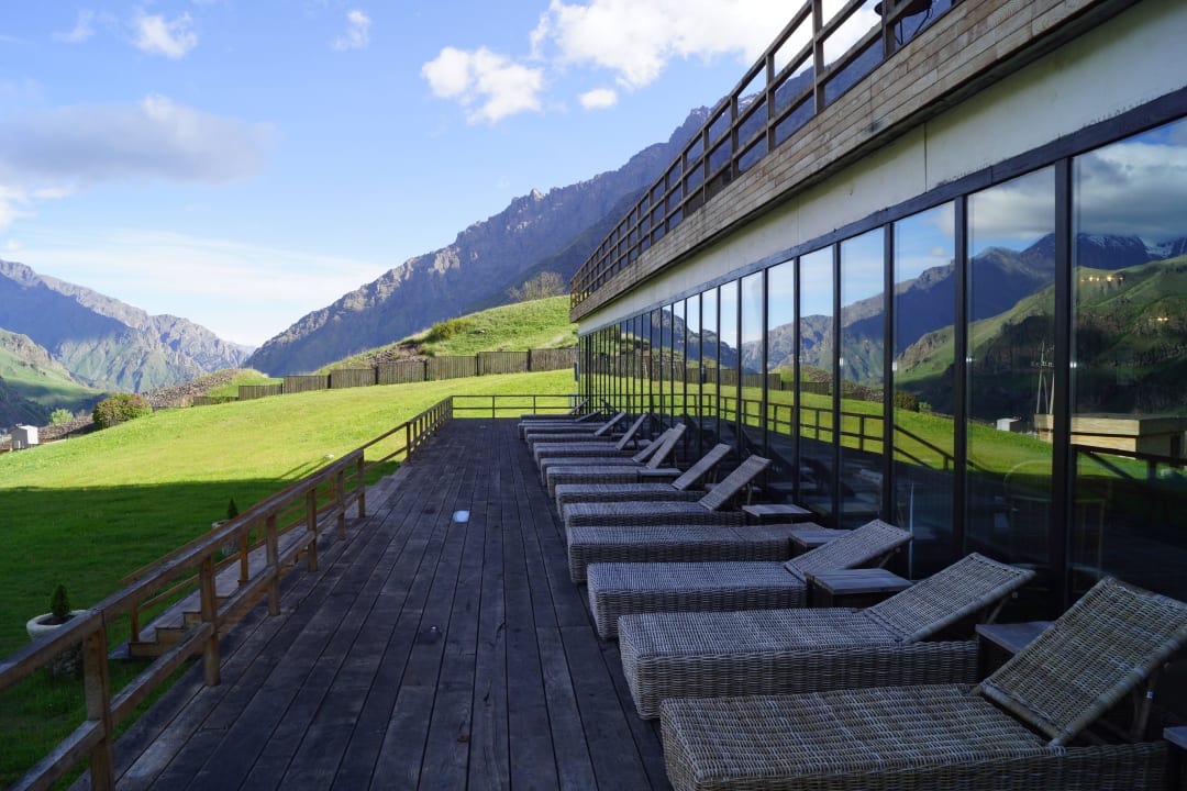 Sonnen-Terrasse vor dem Pool Hotel Kazbegi