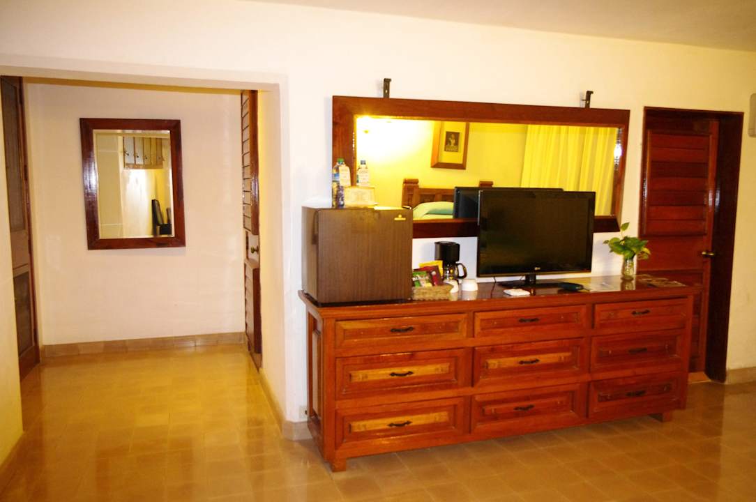 Eingang TV Minibar links das Bad Hotel Mayaland