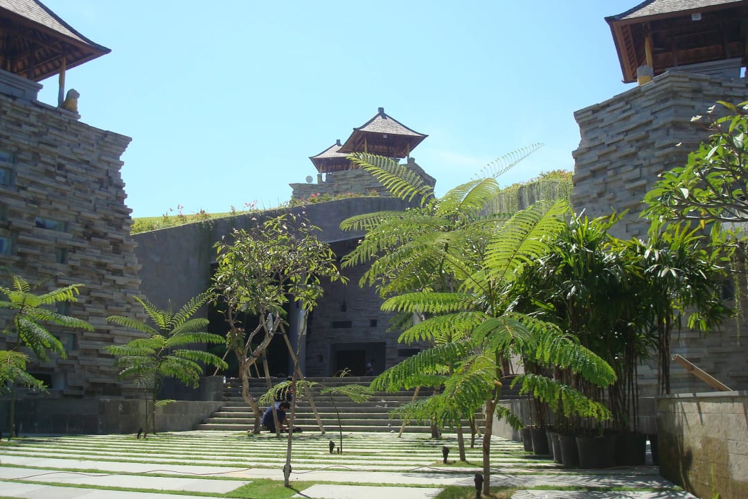 Der Baustil paßt nicht nach Bali Maya Sanur Resort & Spa