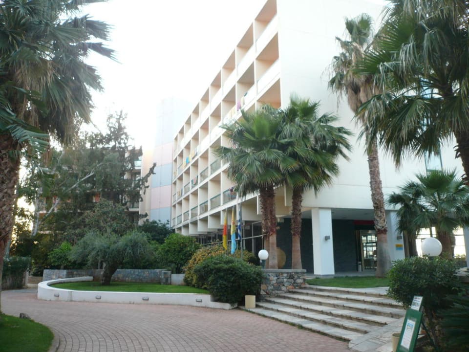 Rückseite mit Hoteleingang Calimera Sirens Beach