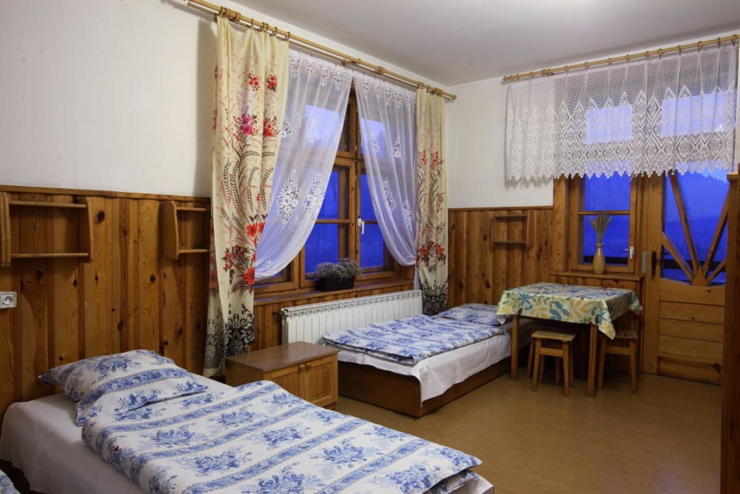 Z okien można dostrzec łodzie flisackie. Hotel Trzy Korony