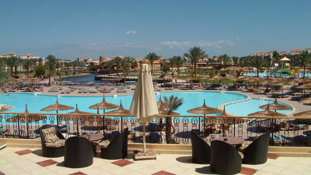 Blick von der Hauptterrasse auf den Poolbereich Pickalbatros Dana Beach Resort - Hurghada