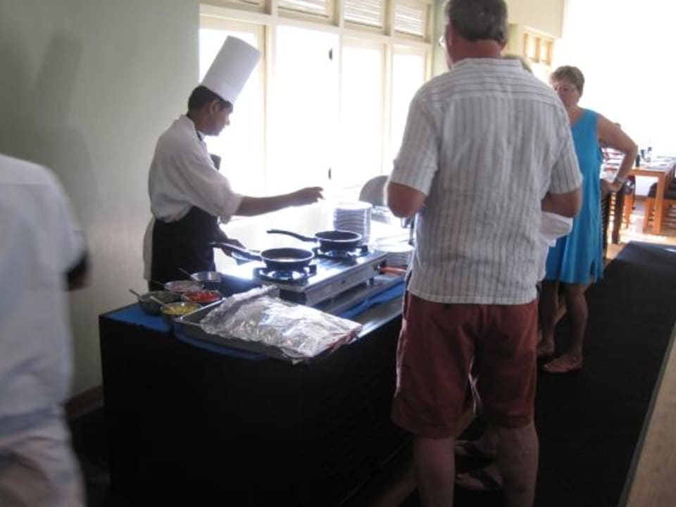 Koch beim Frühstück Mermaid Hotel & Club