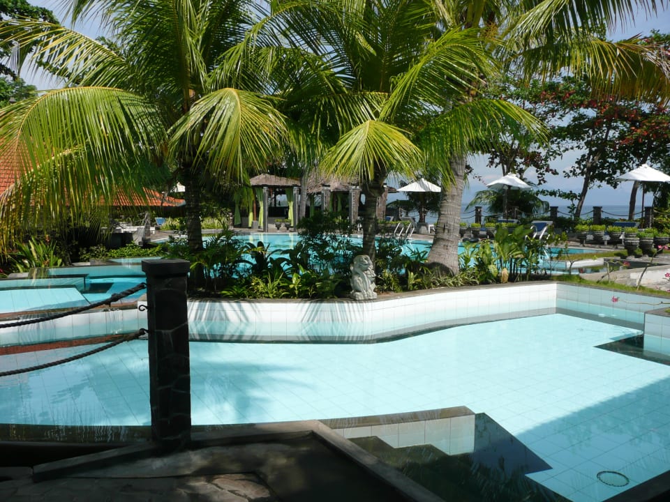 2 Pools (1 Großer & 1 kleiner Kinderpool) Hotel Nugraha Lovina Seaview Resort & Spa