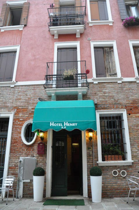 Eingang Hotel Henry