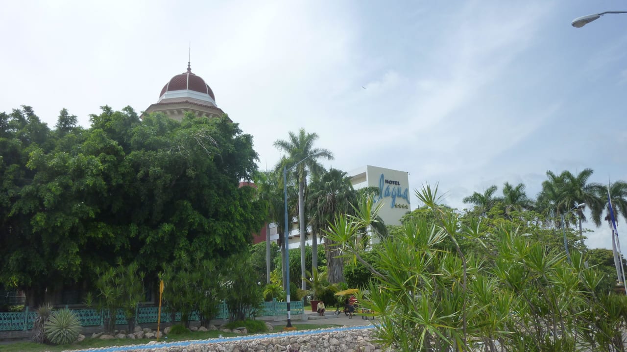 Im Vordergrund der Palast Hotel Jagua Affiliated by Meliá