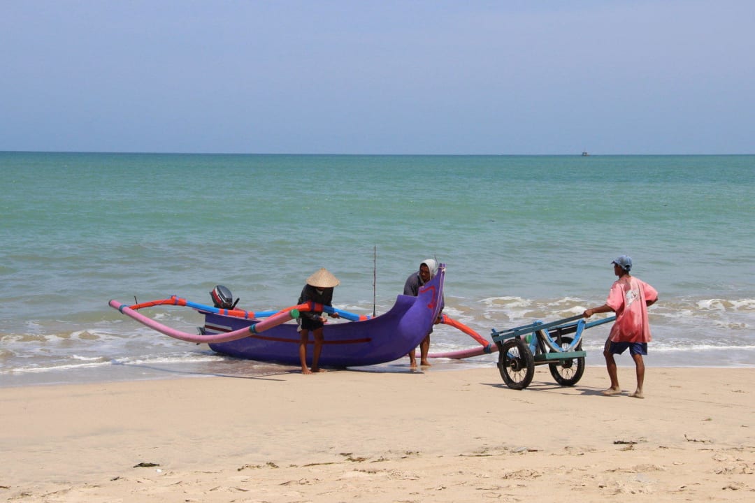 Malerische Fischerbote am Stand  Hotel Keraton Jimbaran Resort