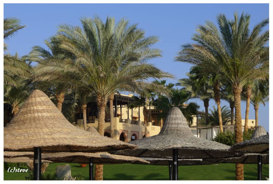 Vom Strand Richtung Restaurantterrasse Steigenberger Coraya Beach - Adults only