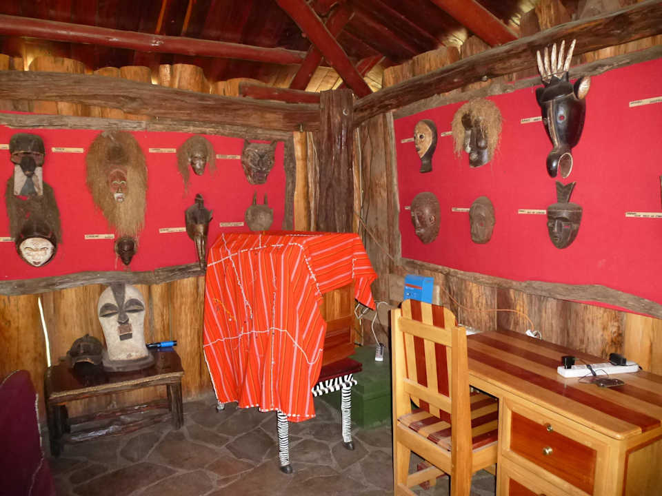 Viel afikanische Handarbeit in der Bar Royal Mara Safari Lodge