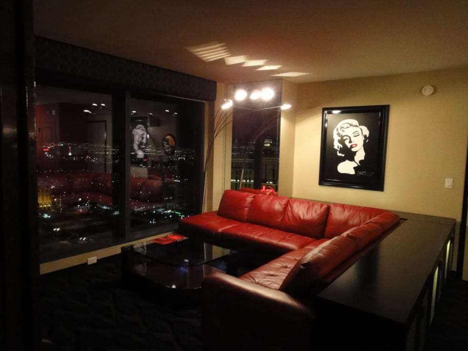 Rote Leder-Sitzecke mit tollem Ausblick & Marilyn Hotel Elara - a Hilton Grand Vacations Hotel Center Strip