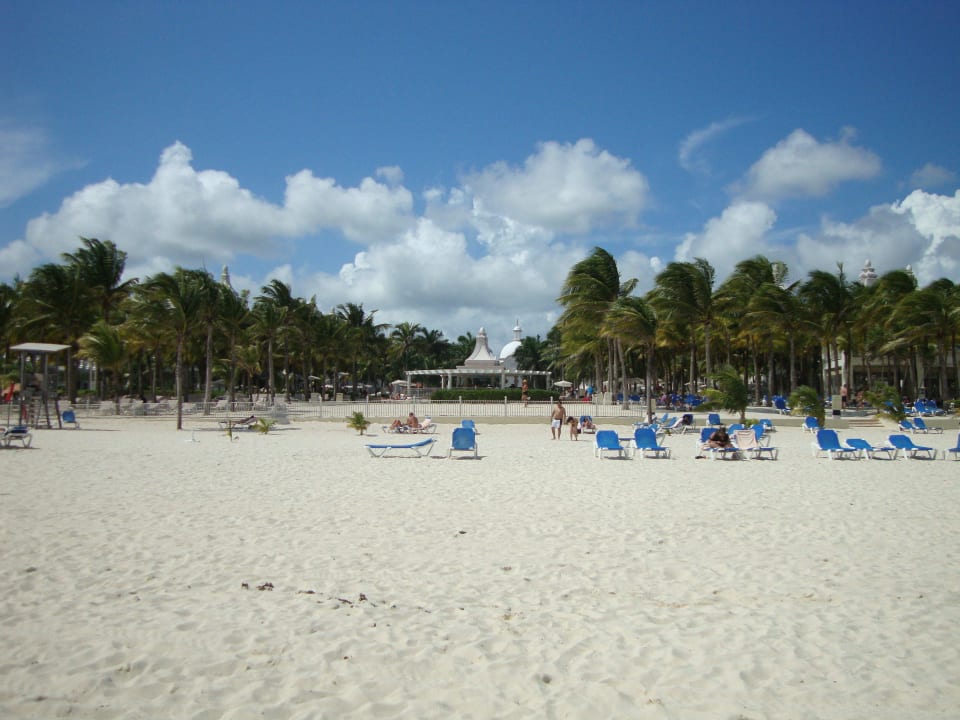 Blick vom Strand auf die Hotelanlage Hotel Riu Palace Riviera Maya