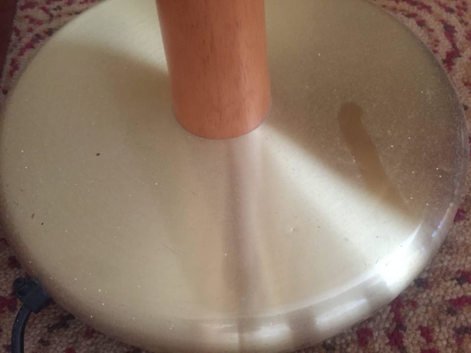 Dreckiger Standfuß der Zimmerleuchte Swiss-Belhotel Sharjah