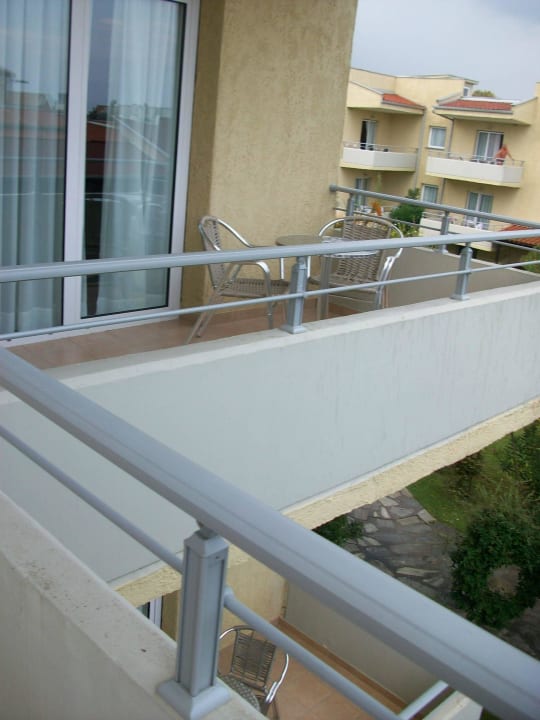 Vom Balkon auf den Nachbarbalkon alltoura Club Hotel Poseidon Palace