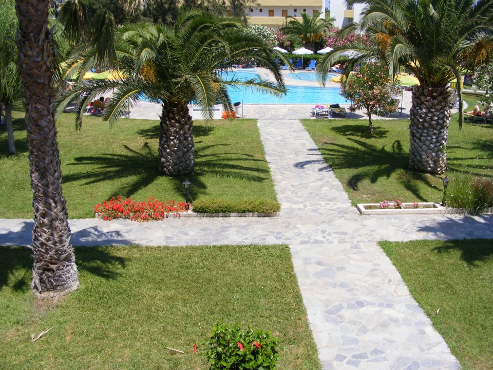 Weg zum Pool Hotel Esperia