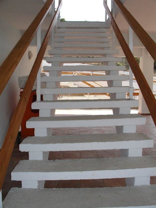 Unfertige Außentreppe Xenia Ouranoupolis