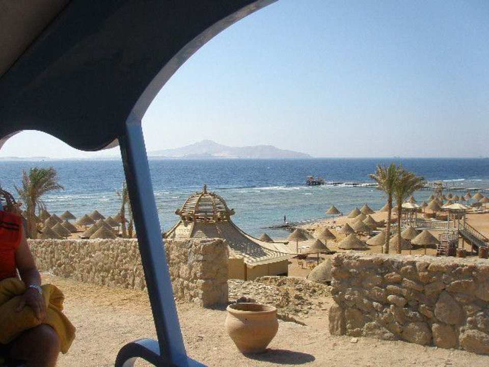 Widok z busiku hotelowego na plażę Parrotel Aqua Park Resort