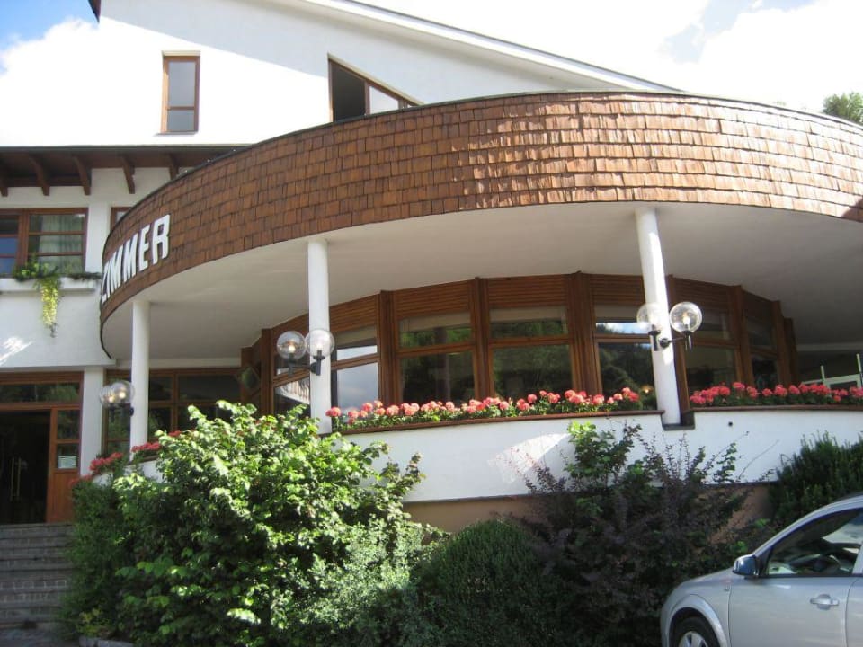 Eingang des Hotels mit Terrasse Hotel Bruggnerstubn