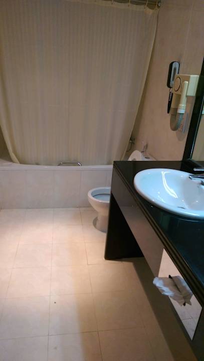 Bathroom Rolla Suites Hotel