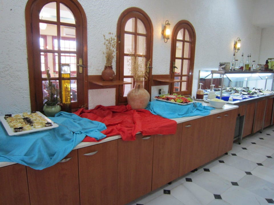 Teil des Büffets am Mittag Sentido Kyknos Beach Adults Only 16+