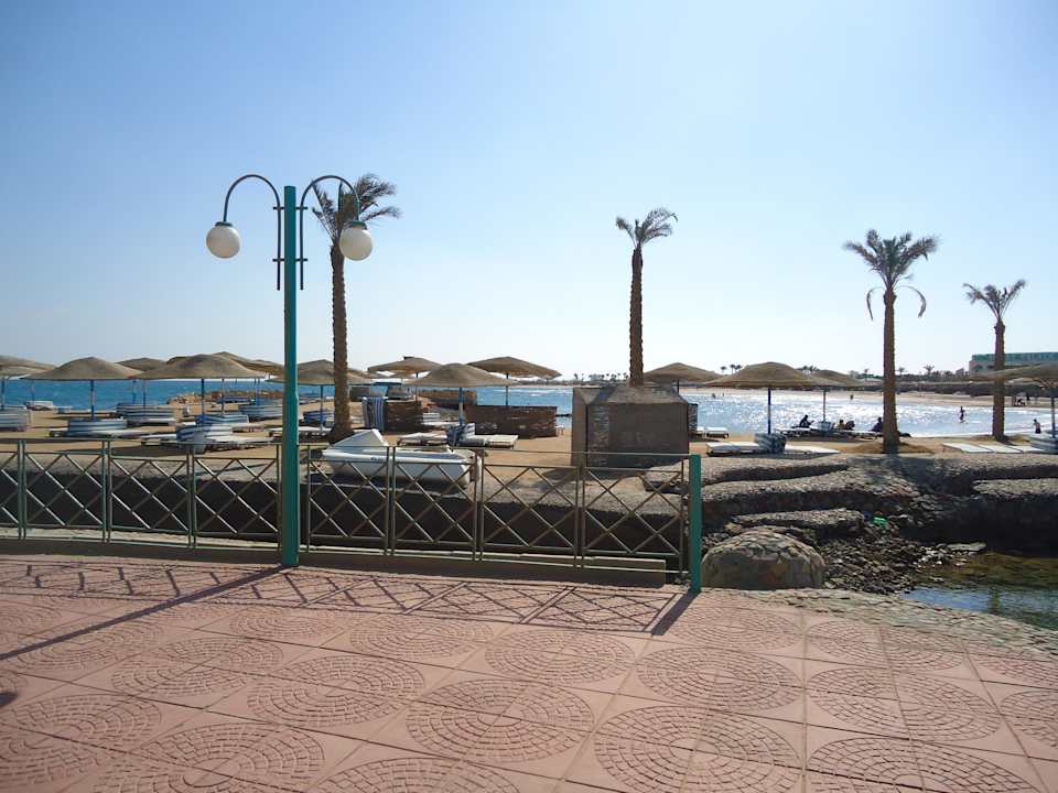Пляж утром Emerald Resort & Aqua Park