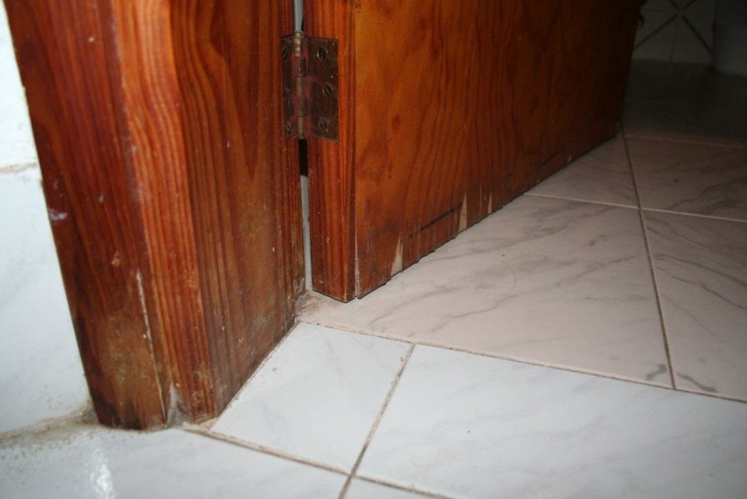 Verdreckte, kaputte Tür HL Miraflor Suites Hotel