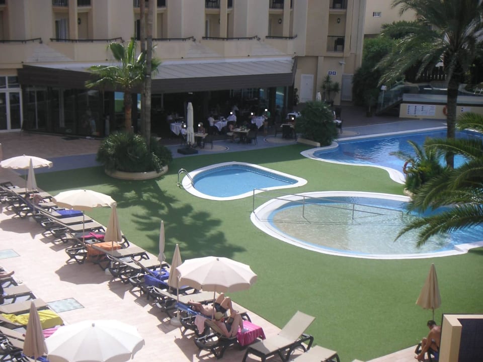 Feiernde Gesellschaft am Pool Hotel-Apartamentos Blau Parc