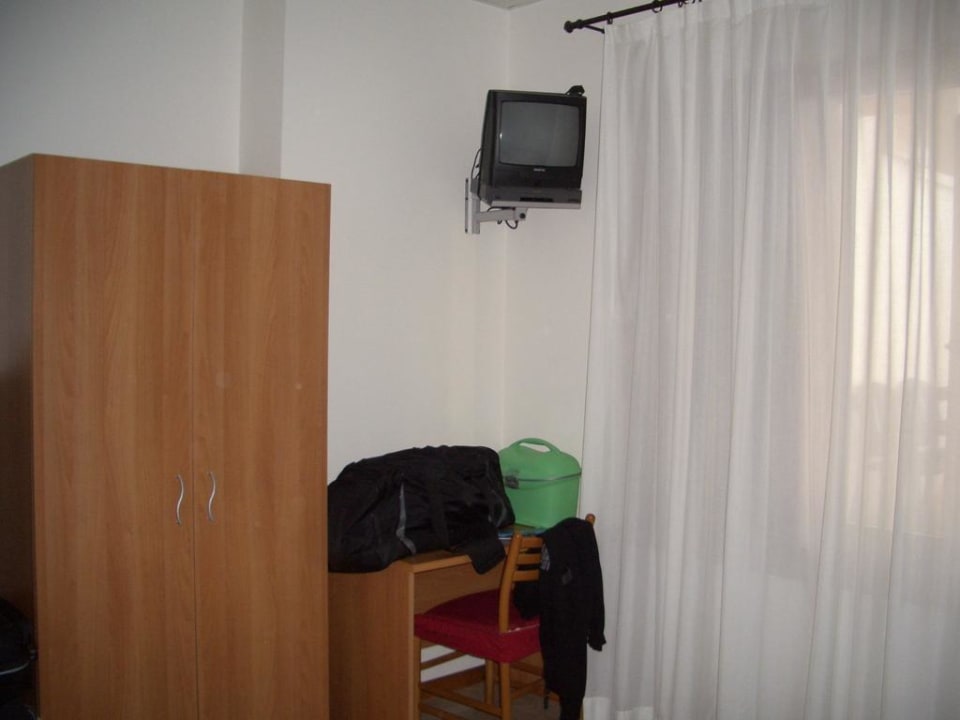 Zimmer mit Blick auf Kasten und TV Residenza Ai 4 Olivi B&B