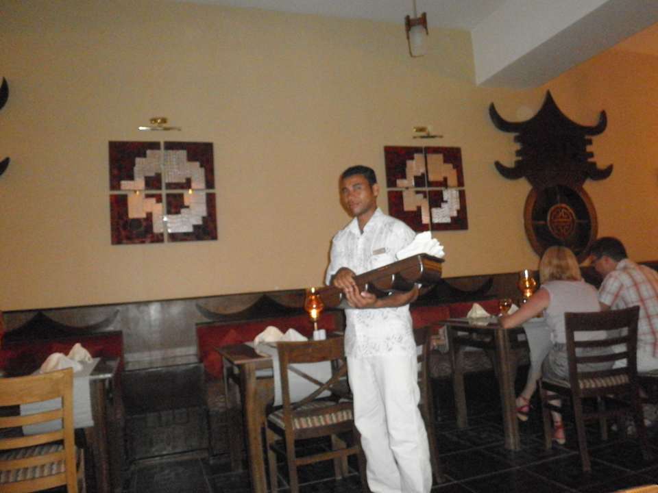 Super lieber netter und fleissiger Kellner Pickalbatros Alf Leila Wa Leila Resort - Neverland Hurghada