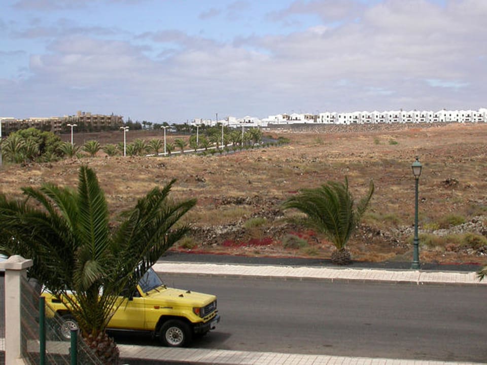 Ausblick auf Seitenstraße der Gebäude1 und 2 Vitalclass Lanzarote Sport & Wellness Resort