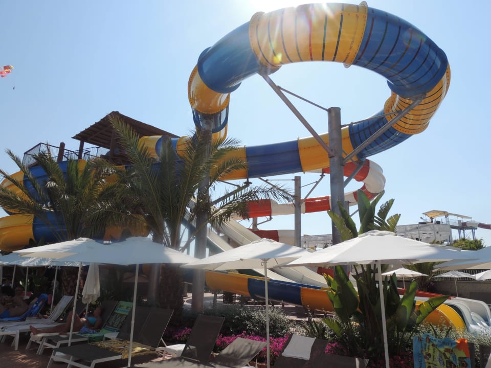 Большая разнообразная горка  Quattro Beach Spa & Resort