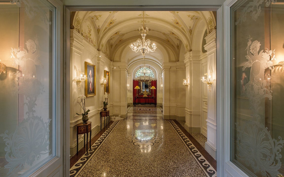 Hotel corridor Le Palais Art Hotel