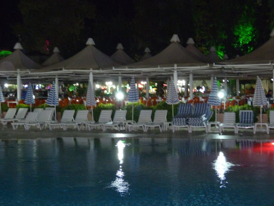 Pool in der Nacht Lonicera Resort & Spa Hotel
