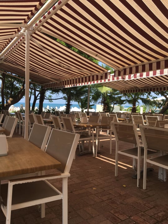 Die Strandbar mit Ausblick aufs Meer Seaden Corolla Hotel