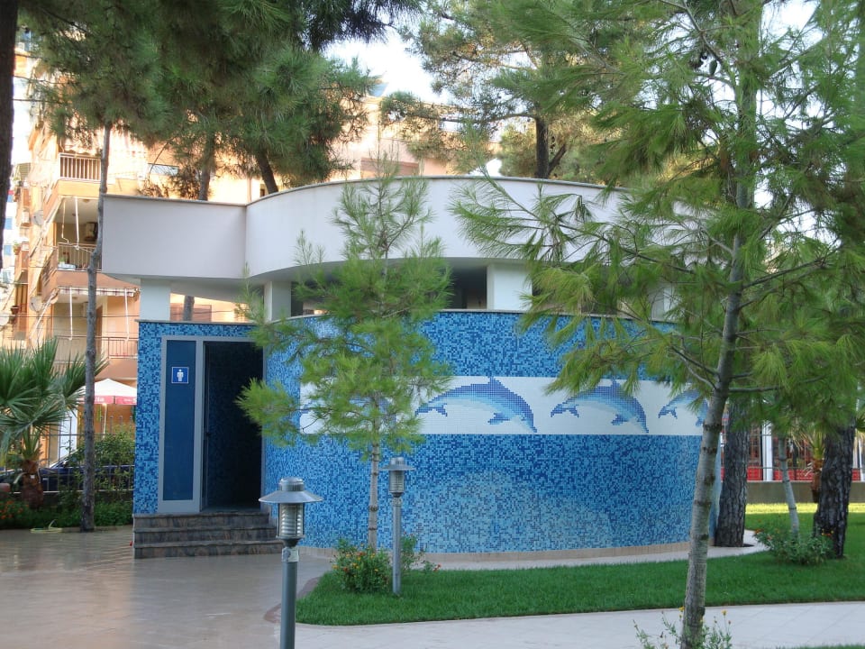 Sanitärtrakt am Pool Hotel Dolce Vita