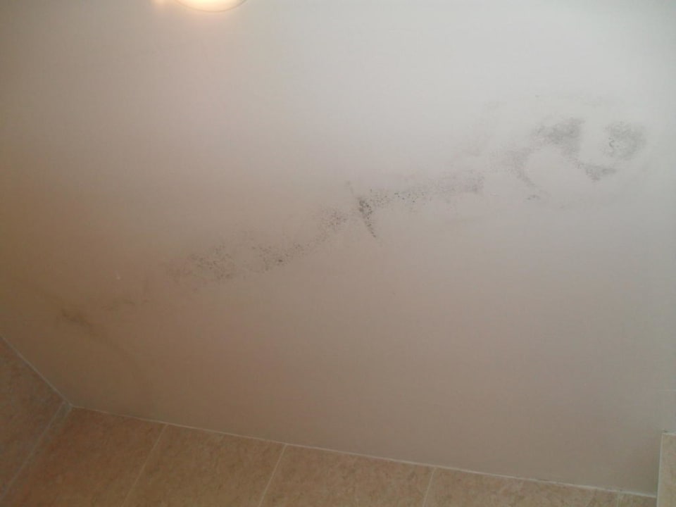 Schimmel an der Badezimmerdecke Green Garden Aparthotel