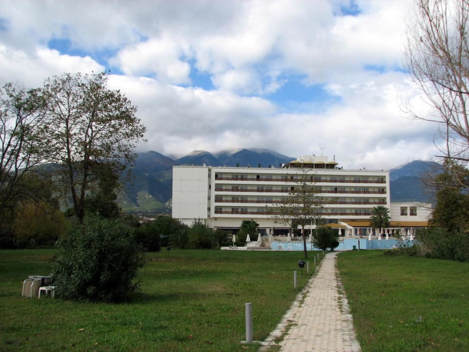 Hotel vom Strand aus  Olympian Bay Grand Resort