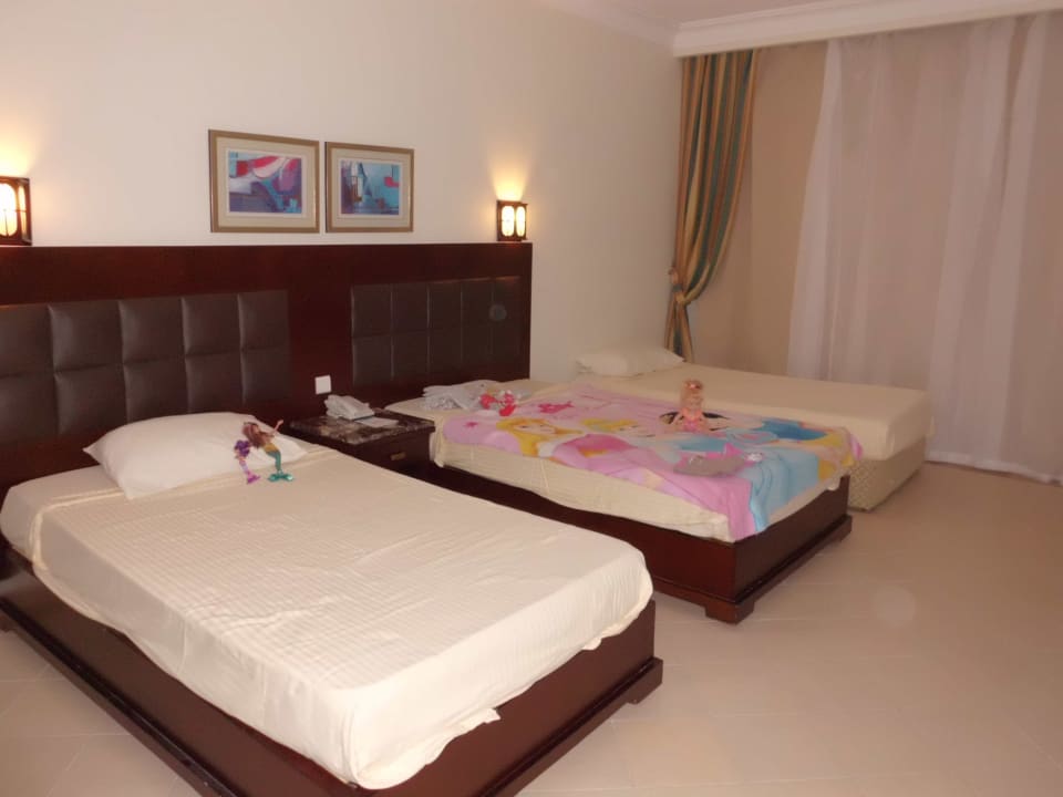 Drei Betten und noch genügend Platz Pickalbatros Dana Beach Resort - Hurghada