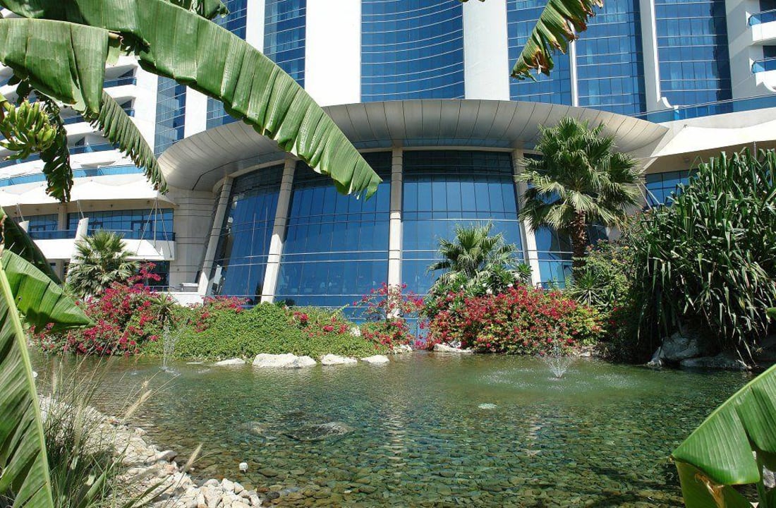 Blick vom Garten auf das Views-Restaurant Hotel Le Meridien Al Aqah Beach Resort