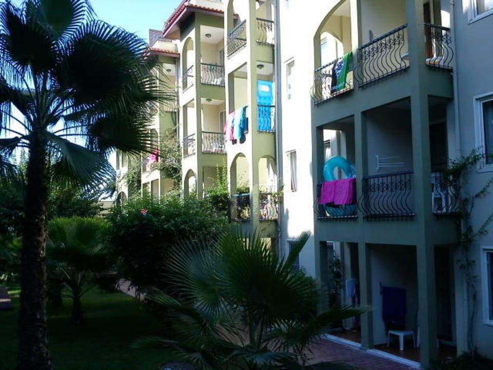 Häuser auf dem Weg zum Strand Hotel Gardenia Beach