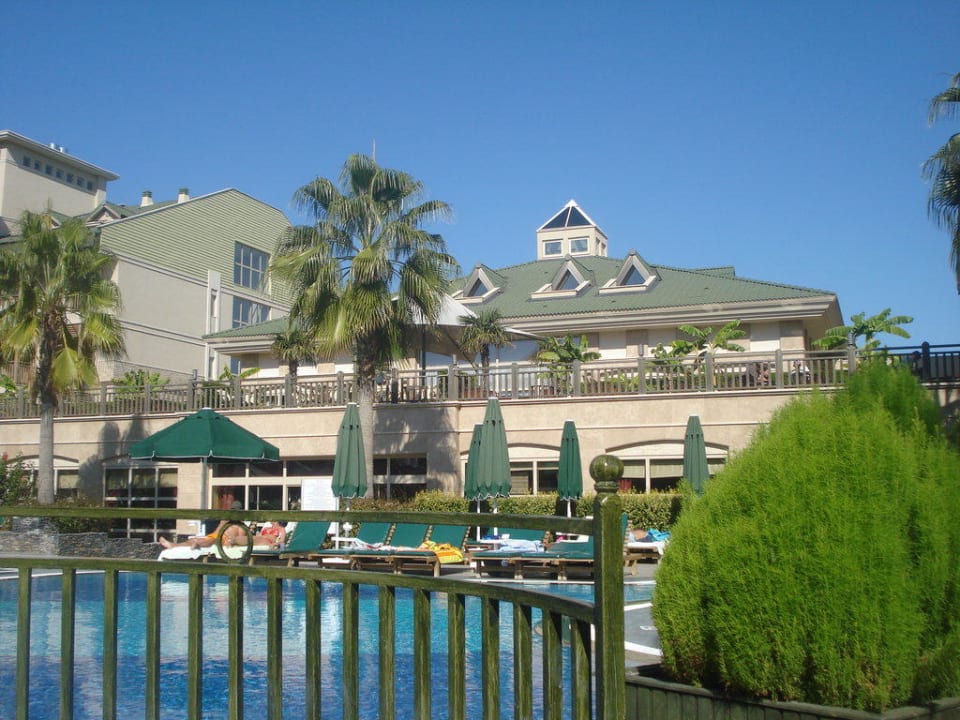 Poolanlage mit Blick zur Terrassenbar Can Garden Resort