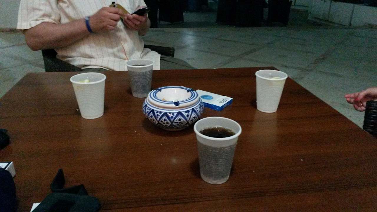 Gemütlicher Abend am Tisch mit Plastik Becher Hotel Amir Palace