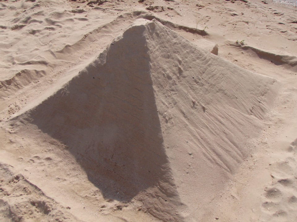 I na pláži lze vidět pyramidu... Giftun Azur Resort