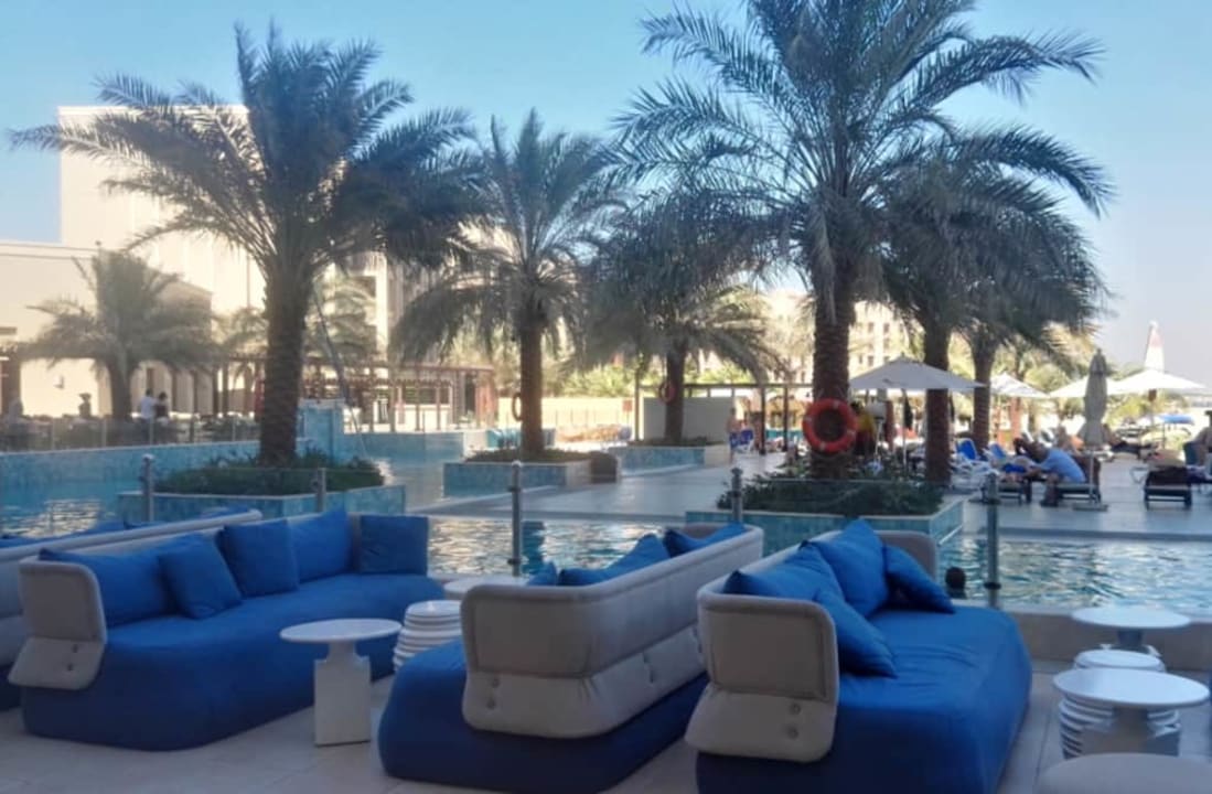 Sofy przy basenie DoubleTree by Hilton Resort & Spa Marjan Island