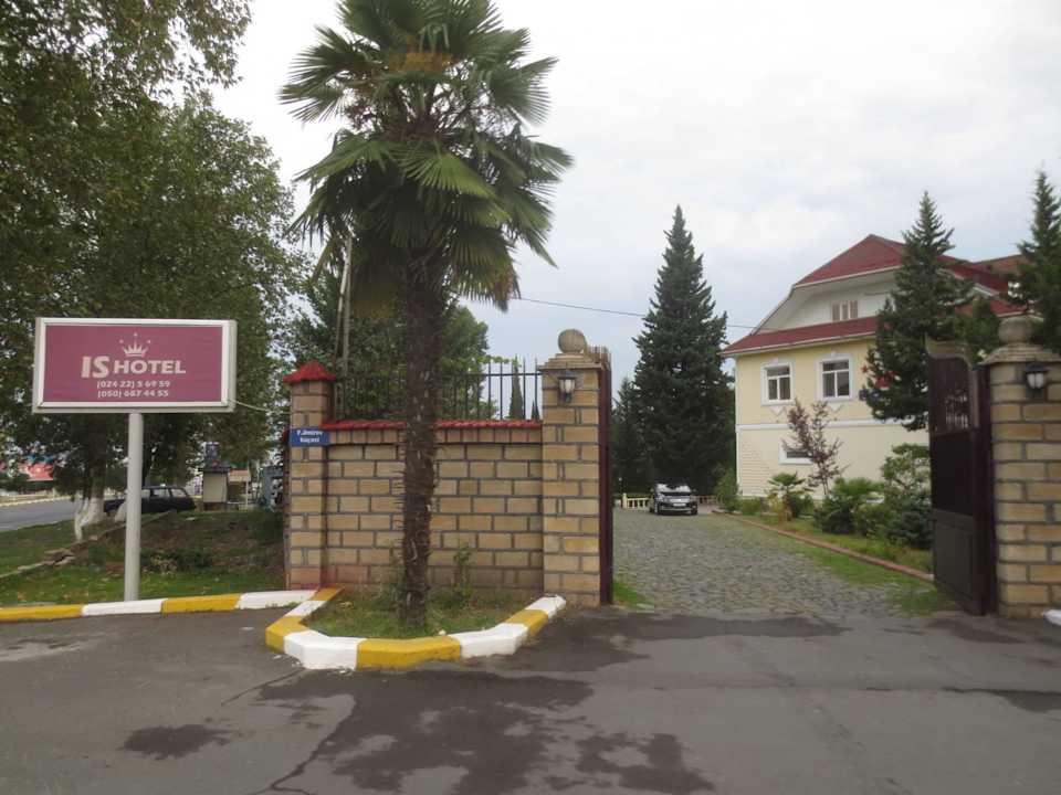 Zufahrt zum Is-Hotel Is Hotel